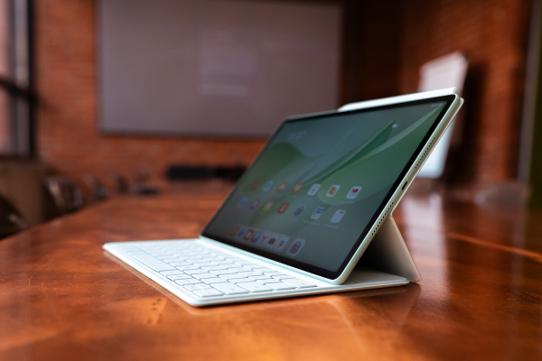 Обновленный планшет-ноутбук: в России начались продажи MatePad 12 X с Алисой Про 