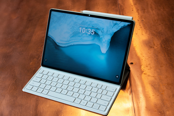 Обновленный планшет-ноутбук: в России начались продажи MatePad 12 X с Алисой Про