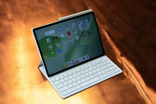 Обновленный планшет-ноутбук: в России начались продажи MatePad 12 X с Алисой Про 