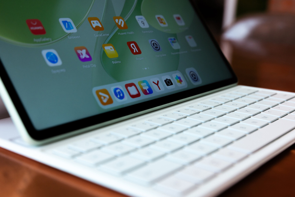 Обновленный планшет-ноутбук: в России начались продажи MatePad 12 X с Алисой Про 