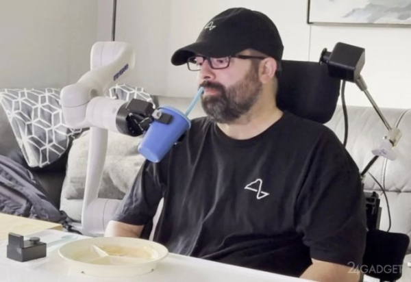 Пациент с мозговым имплантом Neuralink продемонстрировал способность управлять роботизированной рукой