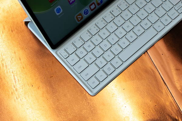 Обновленный планшет-ноутбук: в России начались продажи MatePad 12 X с Алисой Про 